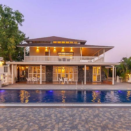 נאסיק Stayvista'S Lake La Vie - Tranquil Lake-View Villa Amidst Farmland With Pool And Poolside Gazebo - Proximity To Sula מראה חיצוני תמונה