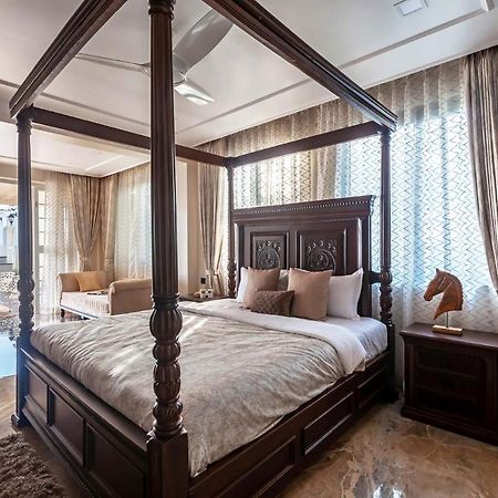 נאסיק Stayvista'S Lake La Vie - Tranquil Lake-View Villa Amidst Farmland With Pool And Poolside Gazebo - Proximity To Sula מראה חיצוני תמונה