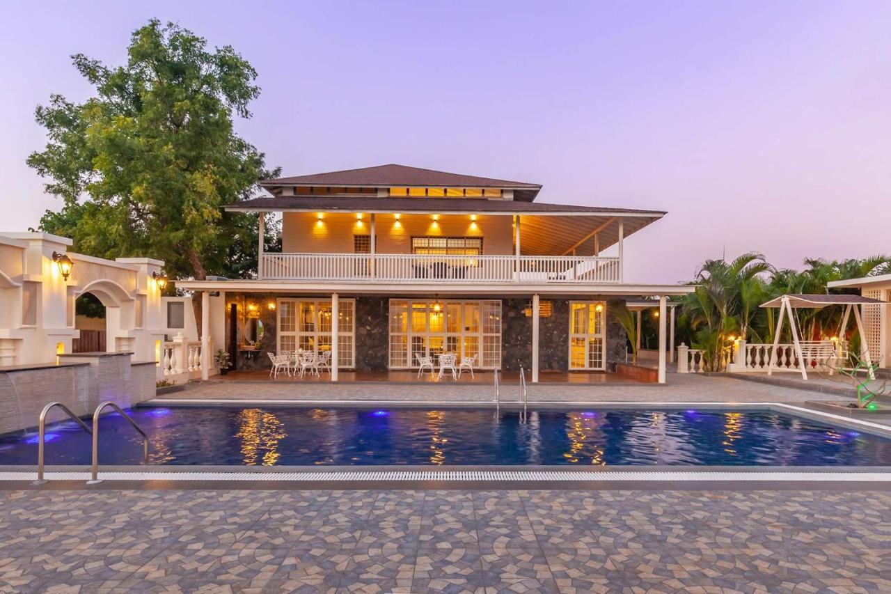 נאסיק Stayvista'S Lake La Vie - Tranquil Lake-View Villa Amidst Farmland With Pool And Poolside Gazebo - Proximity To Sula מראה חיצוני תמונה