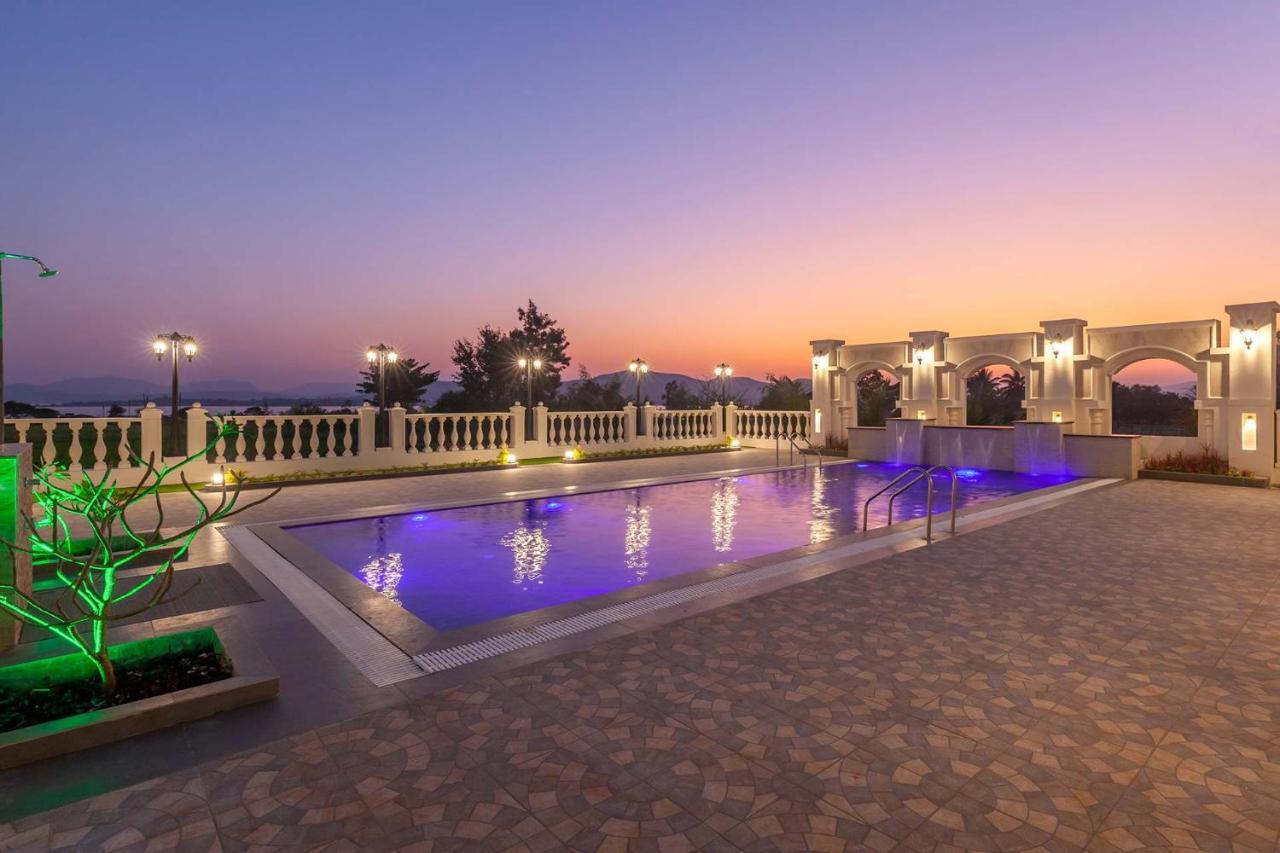 נאסיק Stayvista'S Lake La Vie - Tranquil Lake-View Villa Amidst Farmland With Pool And Poolside Gazebo - Proximity To Sula מראה חיצוני תמונה