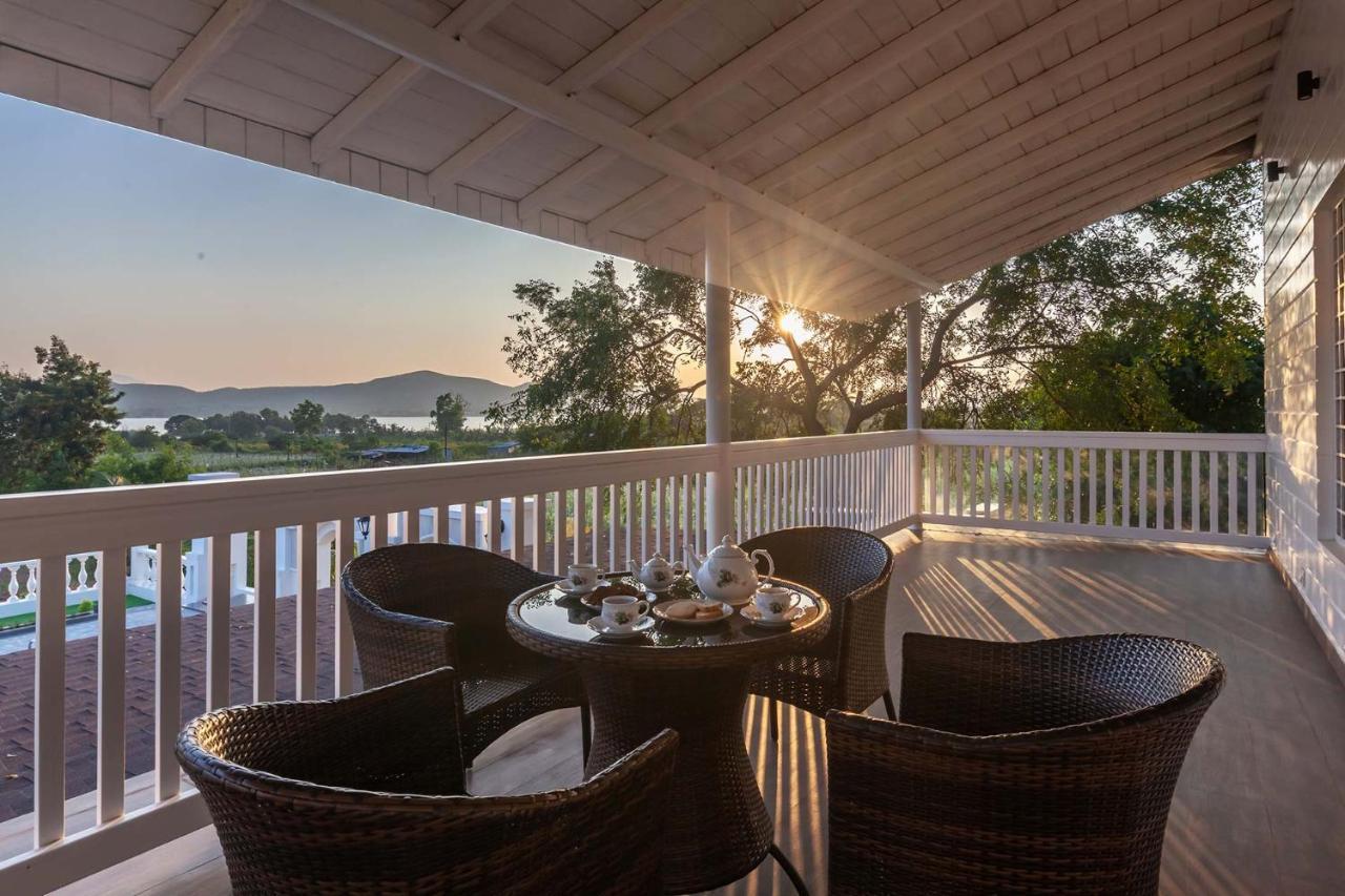 נאסיק Stayvista'S Lake La Vie - Tranquil Lake-View Villa Amidst Farmland With Pool And Poolside Gazebo - Proximity To Sula מראה חיצוני תמונה