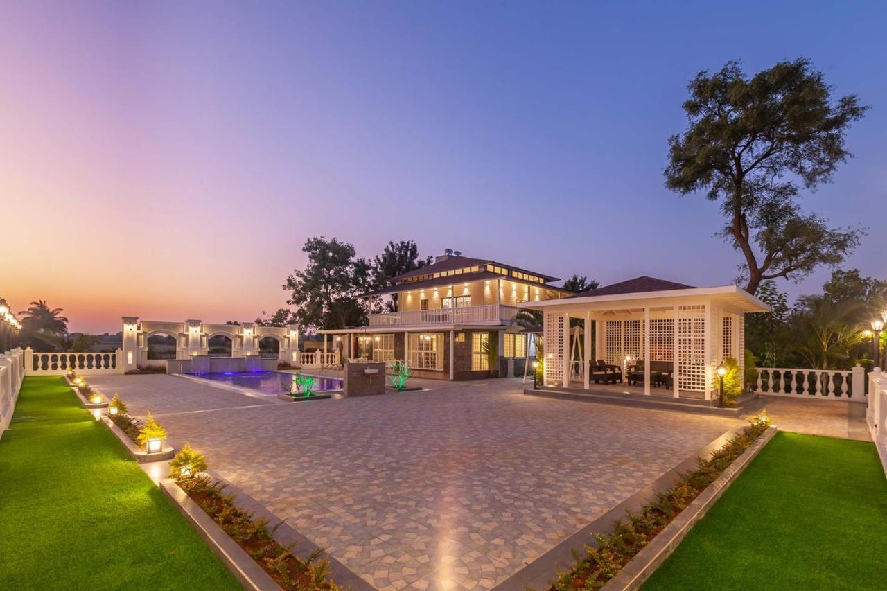 נאסיק Stayvista'S Lake La Vie - Tranquil Lake-View Villa Amidst Farmland With Pool And Poolside Gazebo - Proximity To Sula מראה חיצוני תמונה