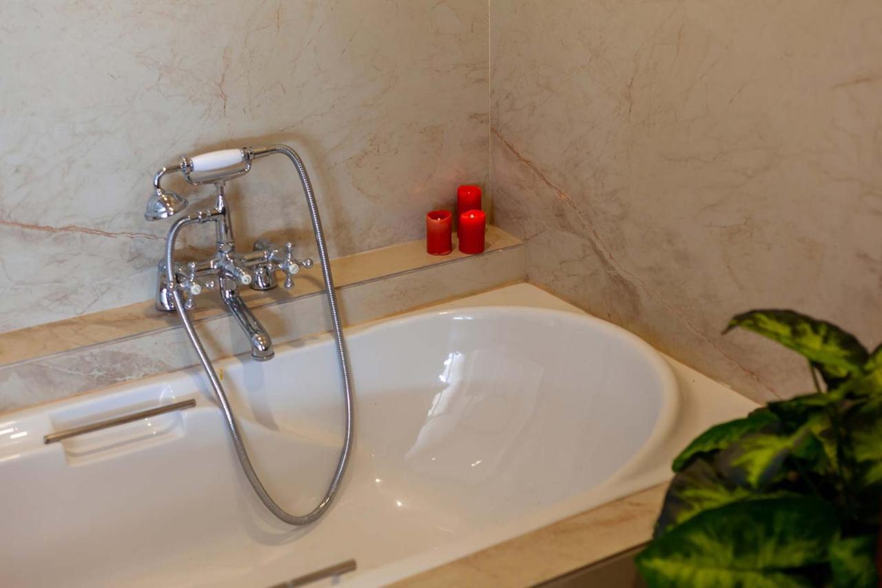 נאסיק Stayvista'S Lake La Vie - Tranquil Lake-View Villa Amidst Farmland With Pool And Poolside Gazebo - Proximity To Sula מראה חיצוני תמונה