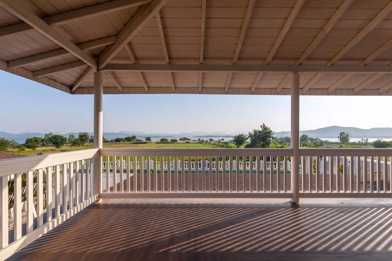 נאסיק Stayvista'S Lake La Vie - Tranquil Lake-View Villa Amidst Farmland With Pool And Poolside Gazebo - Proximity To Sula מראה חיצוני תמונה