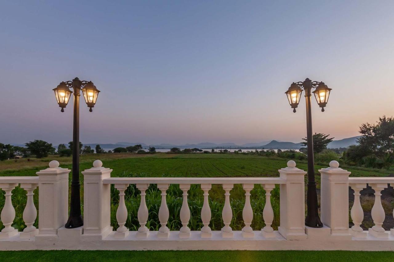 נאסיק Stayvista'S Lake La Vie - Tranquil Lake-View Villa Amidst Farmland With Pool And Poolside Gazebo - Proximity To Sula מראה חיצוני תמונה