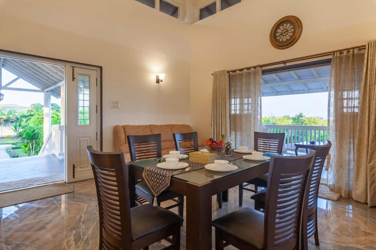 נאסיק Stayvista'S Lake La Vie - Tranquil Lake-View Villa Amidst Farmland With Pool And Poolside Gazebo - Proximity To Sula מראה חיצוני תמונה