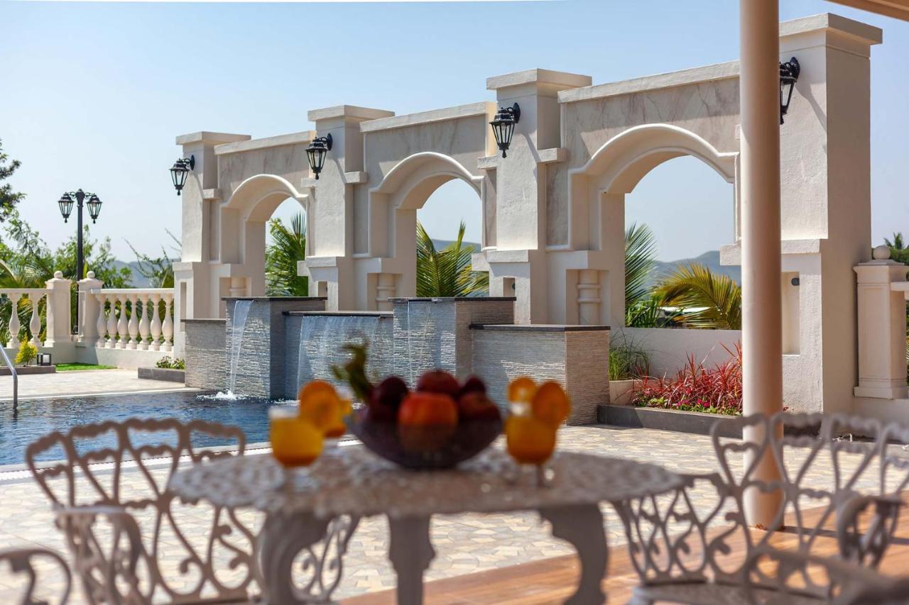נאסיק Stayvista'S Lake La Vie - Tranquil Lake-View Villa Amidst Farmland With Pool And Poolside Gazebo - Proximity To Sula מראה חיצוני תמונה