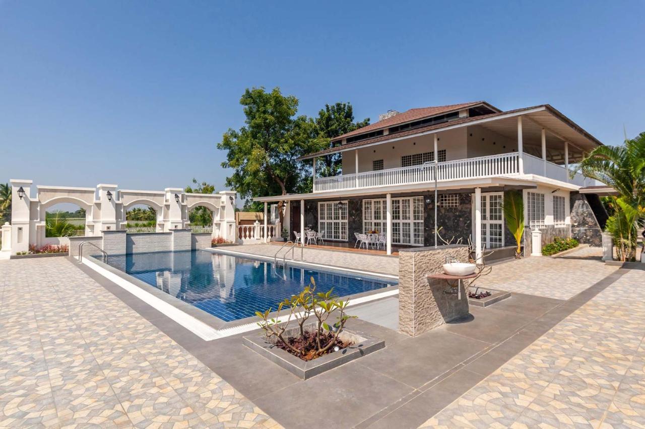 נאסיק Stayvista'S Lake La Vie - Tranquil Lake-View Villa Amidst Farmland With Pool And Poolside Gazebo - Proximity To Sula מראה חיצוני תמונה