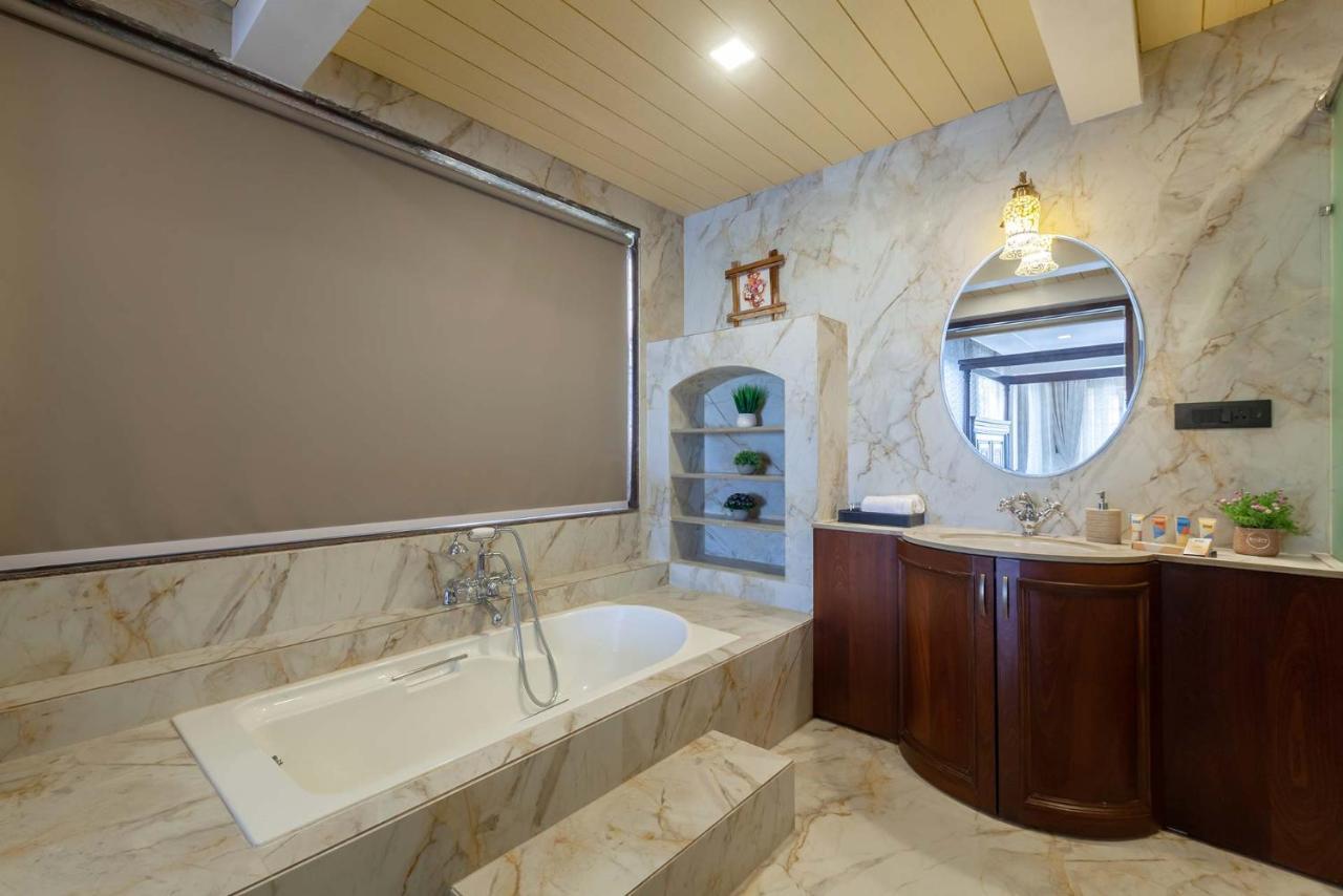 נאסיק Stayvista'S Lake La Vie - Tranquil Lake-View Villa Amidst Farmland With Pool And Poolside Gazebo - Proximity To Sula מראה חיצוני תמונה