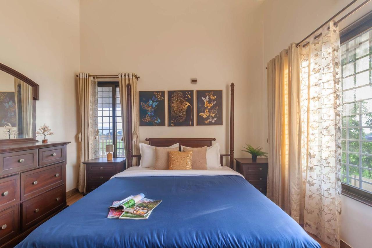 נאסיק Stayvista'S Lake La Vie - Tranquil Lake-View Villa Amidst Farmland With Pool And Poolside Gazebo - Proximity To Sula מראה חיצוני תמונה
