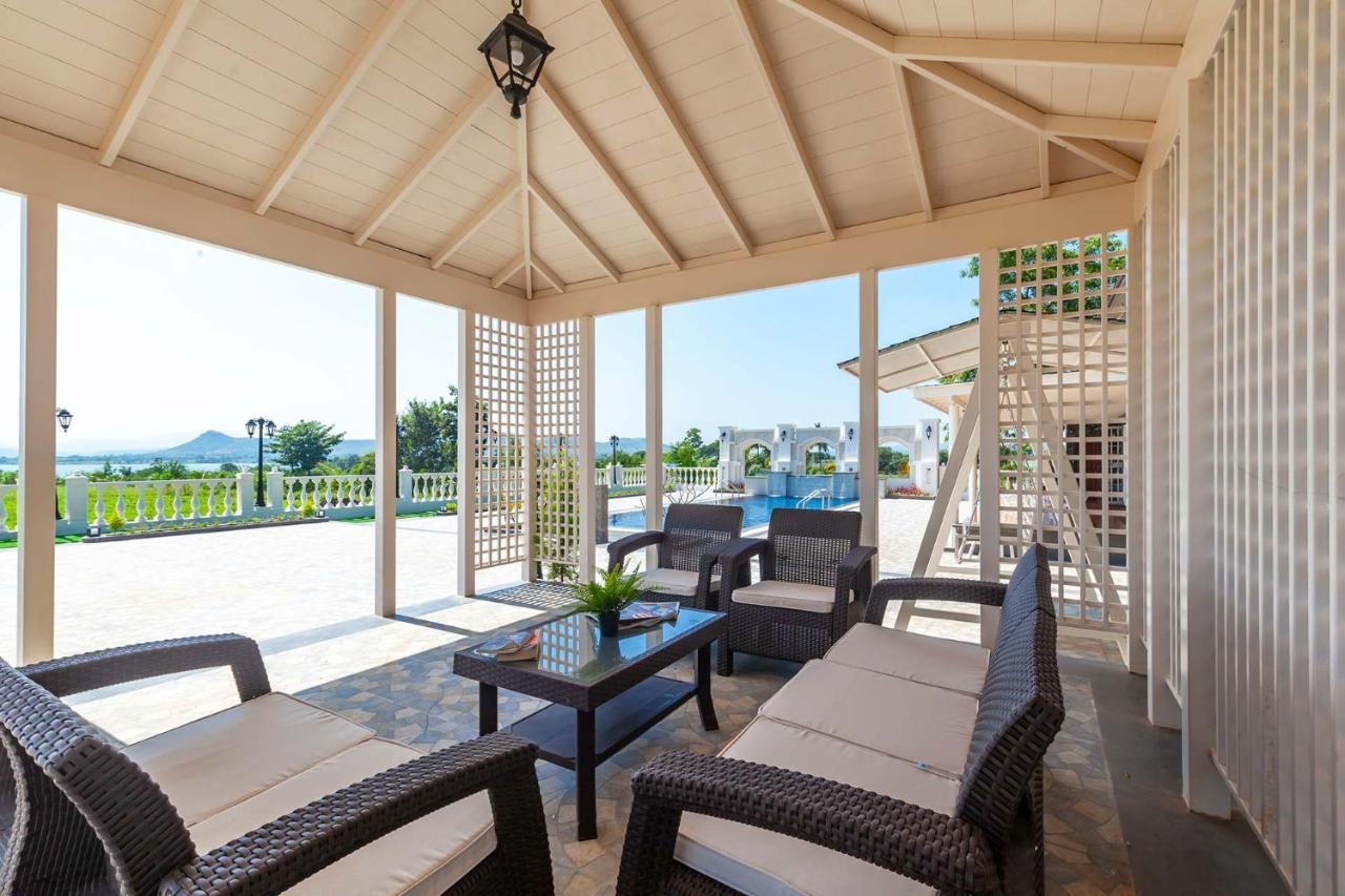נאסיק Stayvista'S Lake La Vie - Tranquil Lake-View Villa Amidst Farmland With Pool And Poolside Gazebo - Proximity To Sula מראה חיצוני תמונה