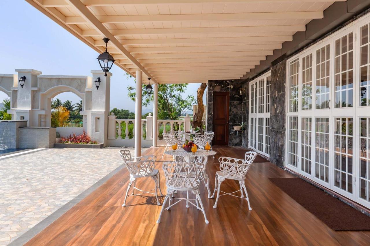 נאסיק Stayvista'S Lake La Vie - Tranquil Lake-View Villa Amidst Farmland With Pool And Poolside Gazebo - Proximity To Sula מראה חיצוני תמונה