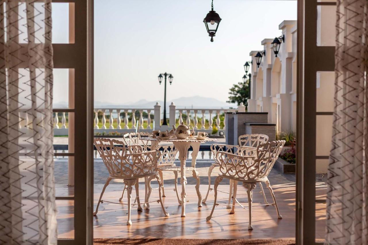 נאסיק Stayvista'S Lake La Vie - Tranquil Lake-View Villa Amidst Farmland With Pool And Poolside Gazebo - Proximity To Sula מראה חיצוני תמונה