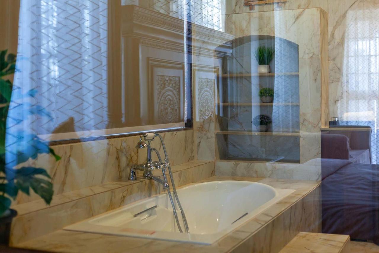 נאסיק Stayvista'S Lake La Vie - Tranquil Lake-View Villa Amidst Farmland With Pool And Poolside Gazebo - Proximity To Sula מראה חיצוני תמונה