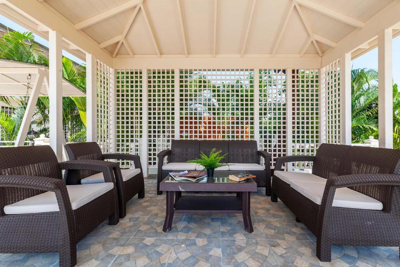 נאסיק Stayvista'S Lake La Vie - Tranquil Lake-View Villa Amidst Farmland With Pool And Poolside Gazebo - Proximity To Sula מראה חיצוני תמונה