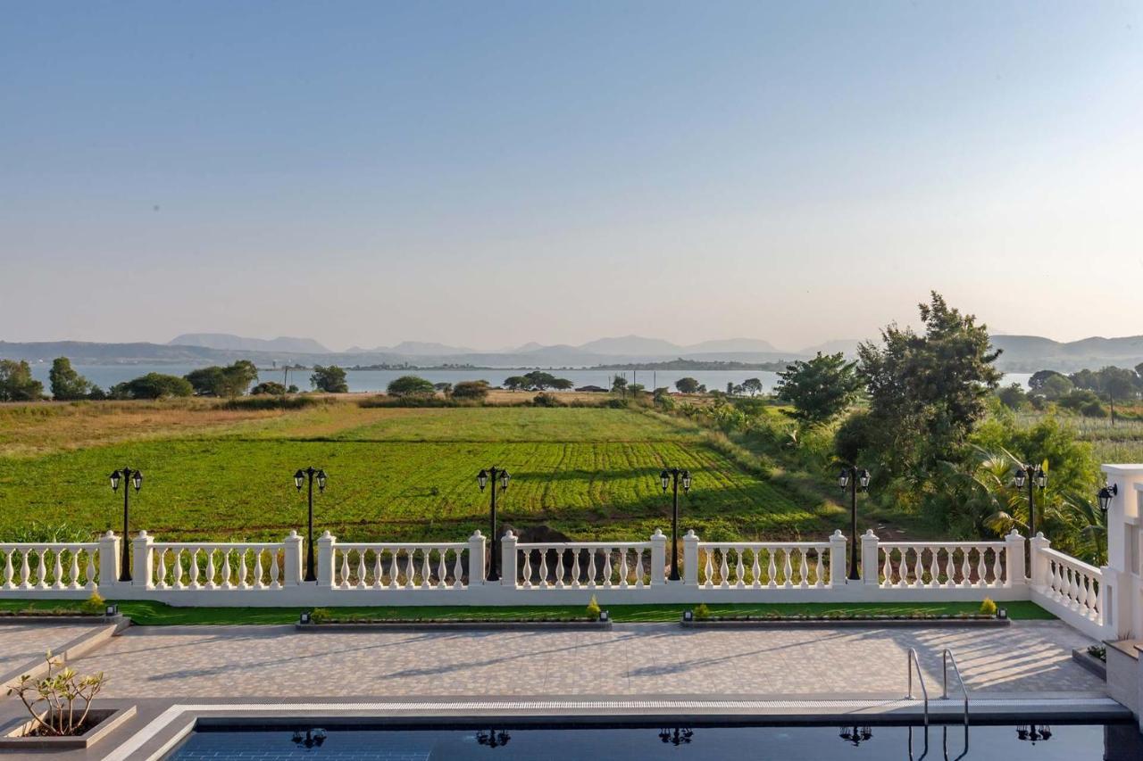 נאסיק Stayvista'S Lake La Vie - Tranquil Lake-View Villa Amidst Farmland With Pool And Poolside Gazebo - Proximity To Sula מראה חיצוני תמונה