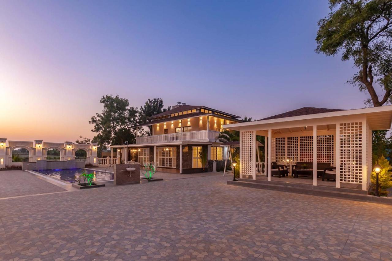 נאסיק Stayvista'S Lake La Vie - Tranquil Lake-View Villa Amidst Farmland With Pool And Poolside Gazebo - Proximity To Sula מראה חיצוני תמונה