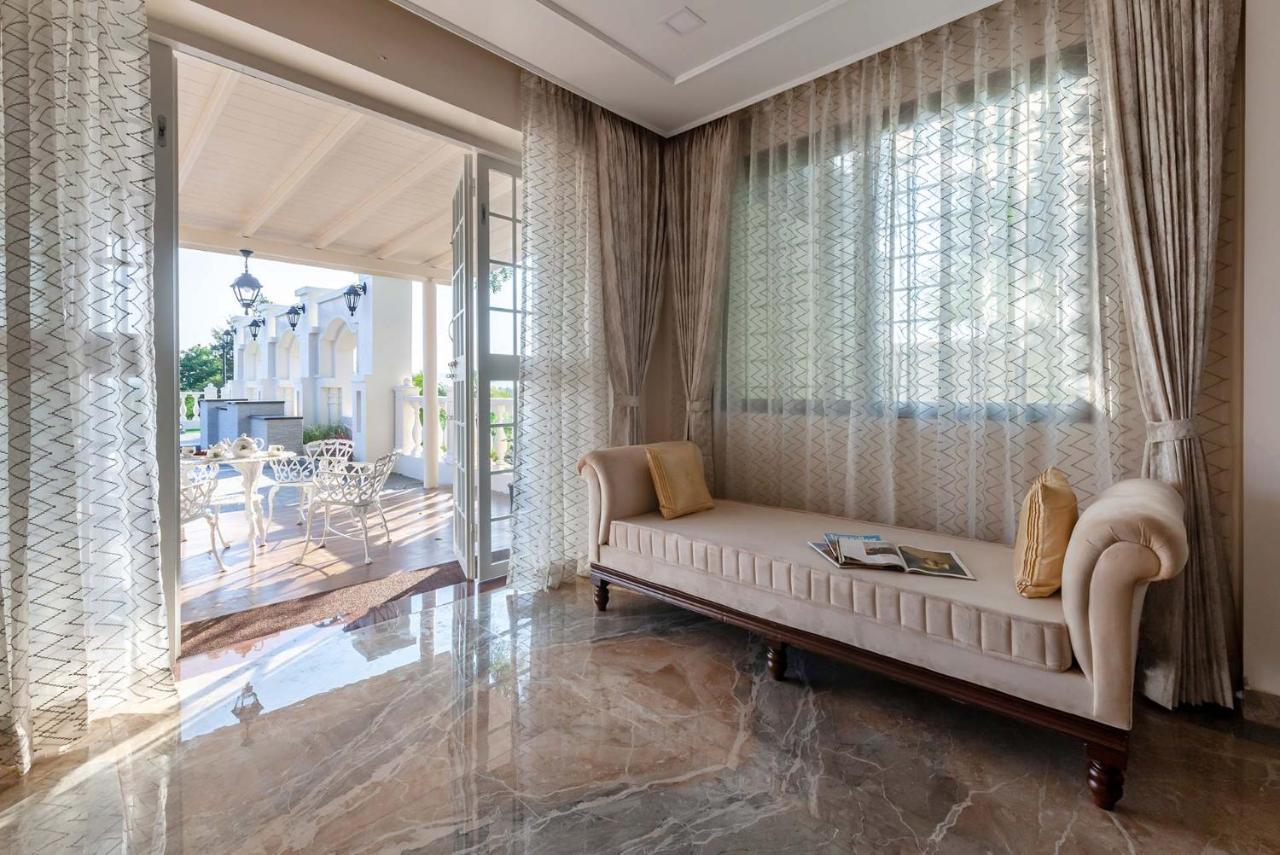 נאסיק Stayvista'S Lake La Vie - Tranquil Lake-View Villa Amidst Farmland With Pool And Poolside Gazebo - Proximity To Sula מראה חיצוני תמונה