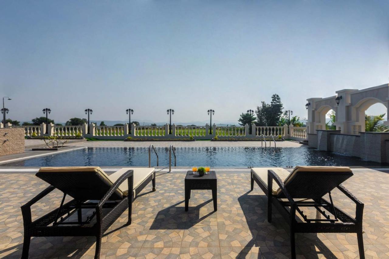 נאסיק Stayvista'S Lake La Vie - Tranquil Lake-View Villa Amidst Farmland With Pool And Poolside Gazebo - Proximity To Sula מראה חיצוני תמונה