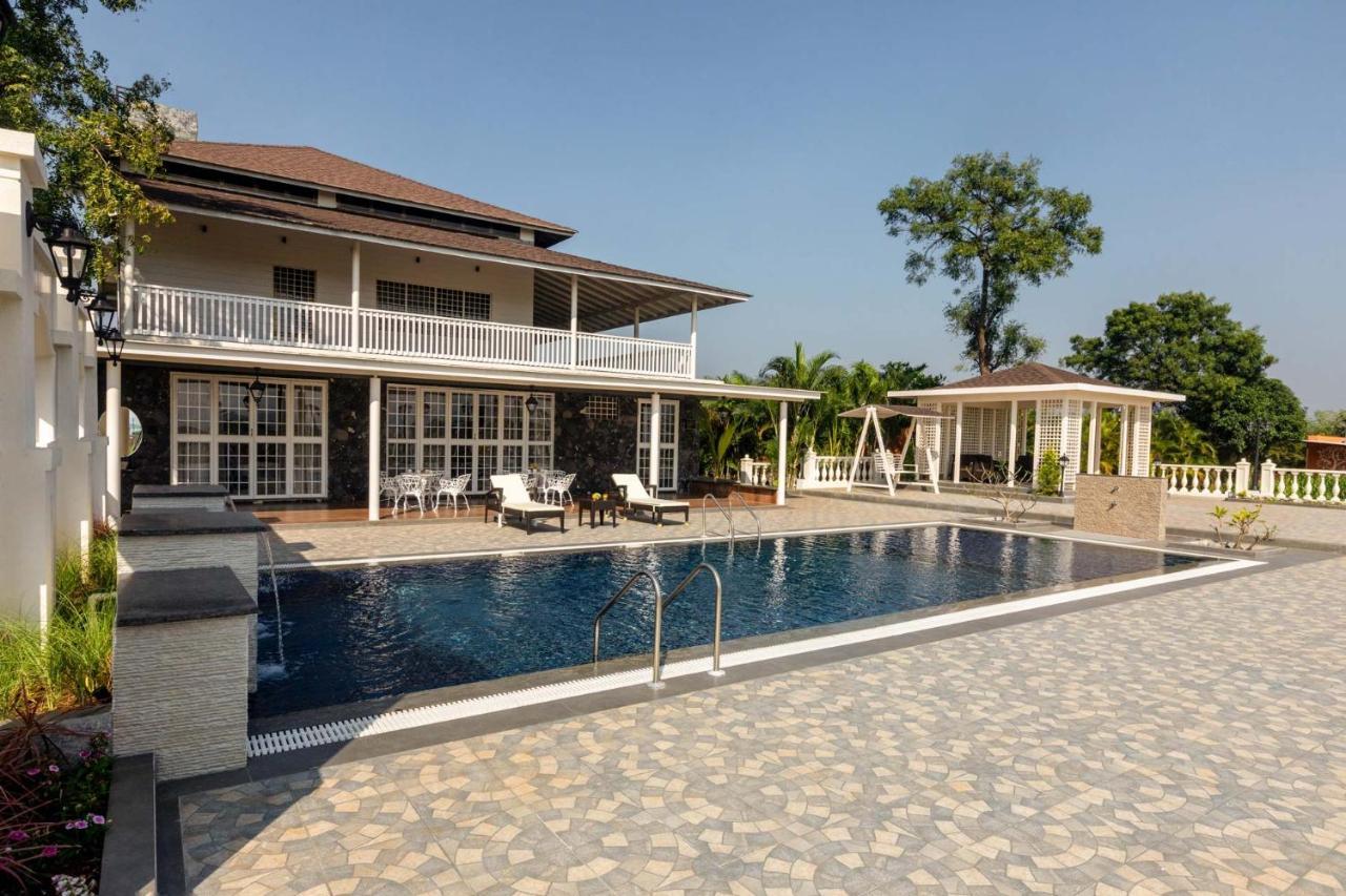 נאסיק Stayvista'S Lake La Vie - Tranquil Lake-View Villa Amidst Farmland With Pool And Poolside Gazebo - Proximity To Sula מראה חיצוני תמונה